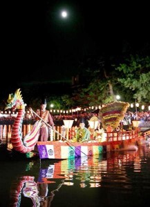 猿沢池で行われる「采女祭」。中秋の名月の夜、管絃船が浮かぶ＝昨年９月