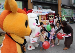シンボルキャラクターの愛ちゃんらも街頭募金活動に参加した