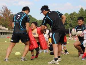 初心者の子供らもクボタスピアーズの選手らとラグビーの楽しさを体感した