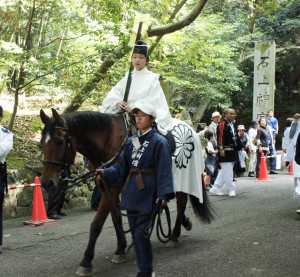 馬にまたがる稚児も列をなした