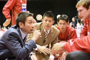 ホーム開幕戦で選手に指示する衛藤HC(左)