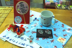 金魚土鈴と金魚のハンカチ、箸置きのほか「金魚すくい10回無料券」など、金魚グッズが盛りだくさんの「金魚グッズの詰め合わせ」