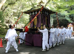 石上神宮を出発するご神体をのせた台車「御鳳輦」