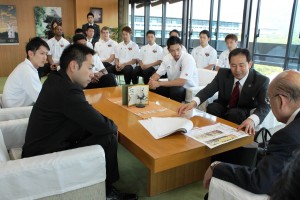 新チームについて説明する加藤真治代表ら