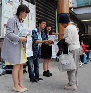 道行く人らに支援を呼びかける学生たち