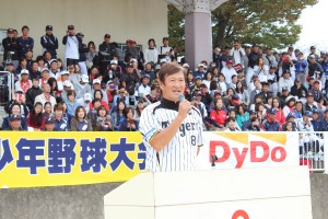 選手らに激励のあいさつをする片岡篤史さん