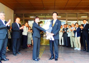 初登庁し、女性職員から花束を受ける森下氏