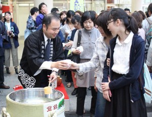 振る舞い酒には列ができた