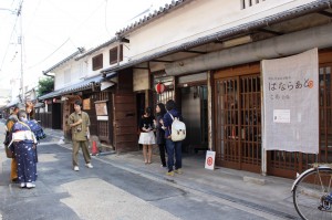 もともと精米工場が入っていた空き町家。多くの来場客が訪れていた