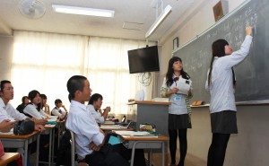 橿原高校の２年生に中国語を教える台湾の生徒