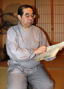「相法脩身録」を手にする岡本彰夫さん。「ものがあふれる時代に、大切な意味を持つ」と指摘する