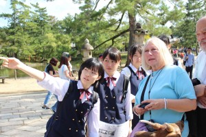 外国人らに英語で東大寺を紹介する生徒