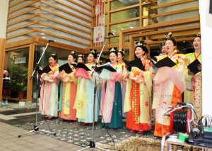 華やかな衣装に身を包み歌を披露する出演者ら