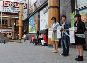 道行く人らに支援を呼びかける学生たち