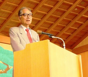 「正倉院にはワイングラスのようなガラス細工が残っている」と奈良時代にブドウ酒が飲まれていた可能性に言及する菅谷文則所長