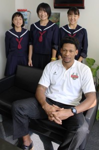 職場体験に来た女子バスケ部の中学生らと奈良支局を訪れたジュリアス・アシュビー選手