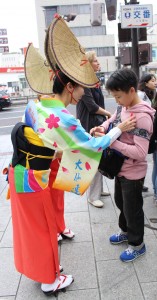 徳島県人会「大仏連」のメンバーらも街頭募金活動に参加した