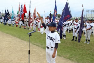 力強く選手宣誓する御所リトルクラブの清村郁也主将