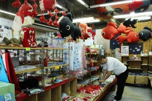土産店「こちくや」の店内には、金魚グッズがずらり並ぶ
