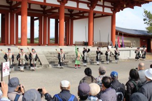 衛士隊による宮城門の開門を再現する「開門の儀」には多くの観客が集まった