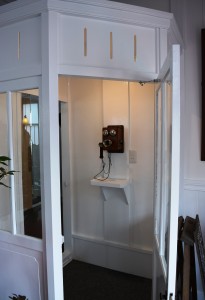 昔ながらの公衆電話室も再現されている