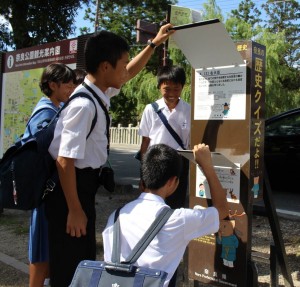 氷室神社周辺で歴史クイズにチャレンジする子供たち