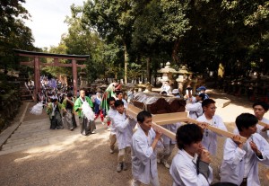 檜皮を担いで本殿へと向かう参加者