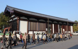 数多くの仏像が安置され、観光客らでにぎわう興福寺国宝館