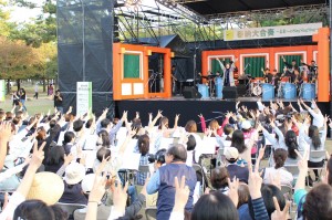 奈良公園で開かれた「奉納大合奏」には約１５００人の観客が集まった