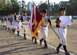 初優勝し、ダイヤモンドを1周する西大寺ドリームズの選手