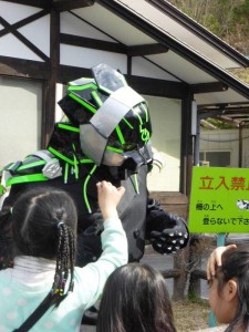 参加したイベントで子供にたてがみを引っ張られる雷音=3月、長野県下條村(本人提供)