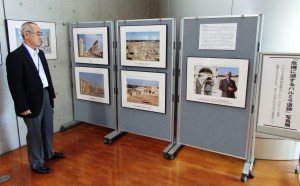 パルミラ遺跡の写真展では、遺跡を愛した故ハレド・アサッド氏の写真も掲げられている