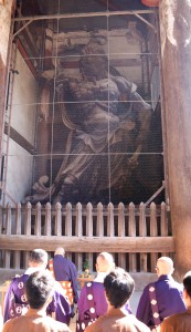 東大寺南大門で営まれた国宝・金剛力士立像の吽形像の開眼法要
