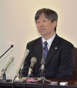 着任会見で抱負を語った秋山実検事正