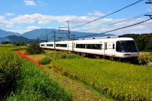 棚田を走る近鉄サクラライナー＝奈良県高取町