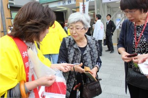 近鉄奈良駅前の行基広場では街頭募金活動が行われた