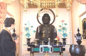 修理を終え、新築の本堂に安置された阿弥陀如来坐像