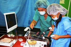 子供らが腹腔鏡手術など模擬体験し、仕事への関心を深めた