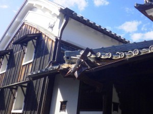 屋根の一部が壊れた藤岡家住宅（県警提供）