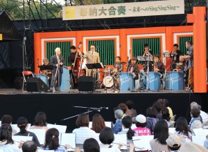 「奉納大合奏＆合唱」には大勢の観客が集まった