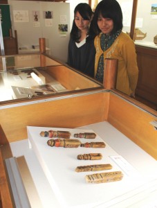 小仏塔の変遷がたどれる「小仏塔の世界」展