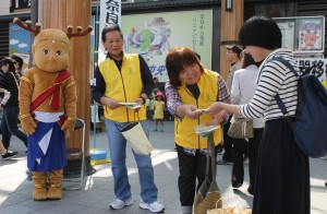 県腎友会の会員やせんとくんらが臓器移植への理解を呼びかけた