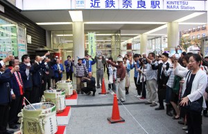 近鉄奈良駅前で一斉に日本酒で「乾杯」する参加者