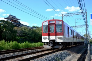郡山城前を走る＝奈良県大和郡山市