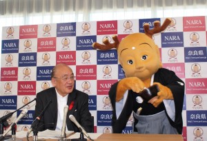 新衣装を着て、お茶を点てるせんとくん