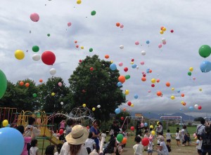 ７月、コスモスの種を付けた風船を一斉に飛ばす園児ら＝大和郡山市（片桐幼稚園提供）