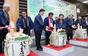 鏡開きをする参加者