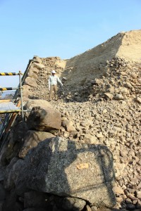 整備作業が進められている郡山城天守台の石垣