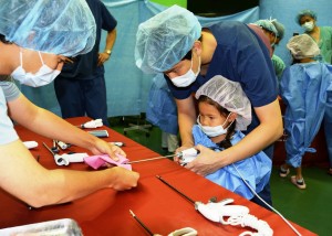 子供らが外科手術体験をし、仕事への関心を深めた