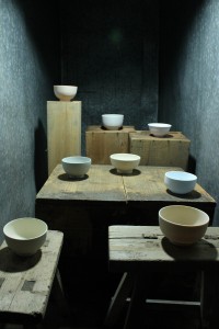 「削る」行為を通じて物事の本質を探る方法を考える作品。表面のイラストや塗料をヤスリで削った茶碗や器が展示されている